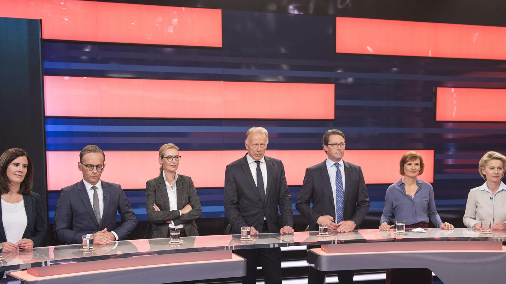 Katja Suding (FDP, l-r), Bundesjustizminister Heiko Maas (SPD), Alice Weidel (AfD), Jürgen Trittin (Grüne), Andreas Scheuer (CSU), Katja Kipping (Linke) und Bundesverteidigungsministerin Ursula von der Leyen (CDU) bei der ZDF-Sendung "Wie geht's Deutschland".