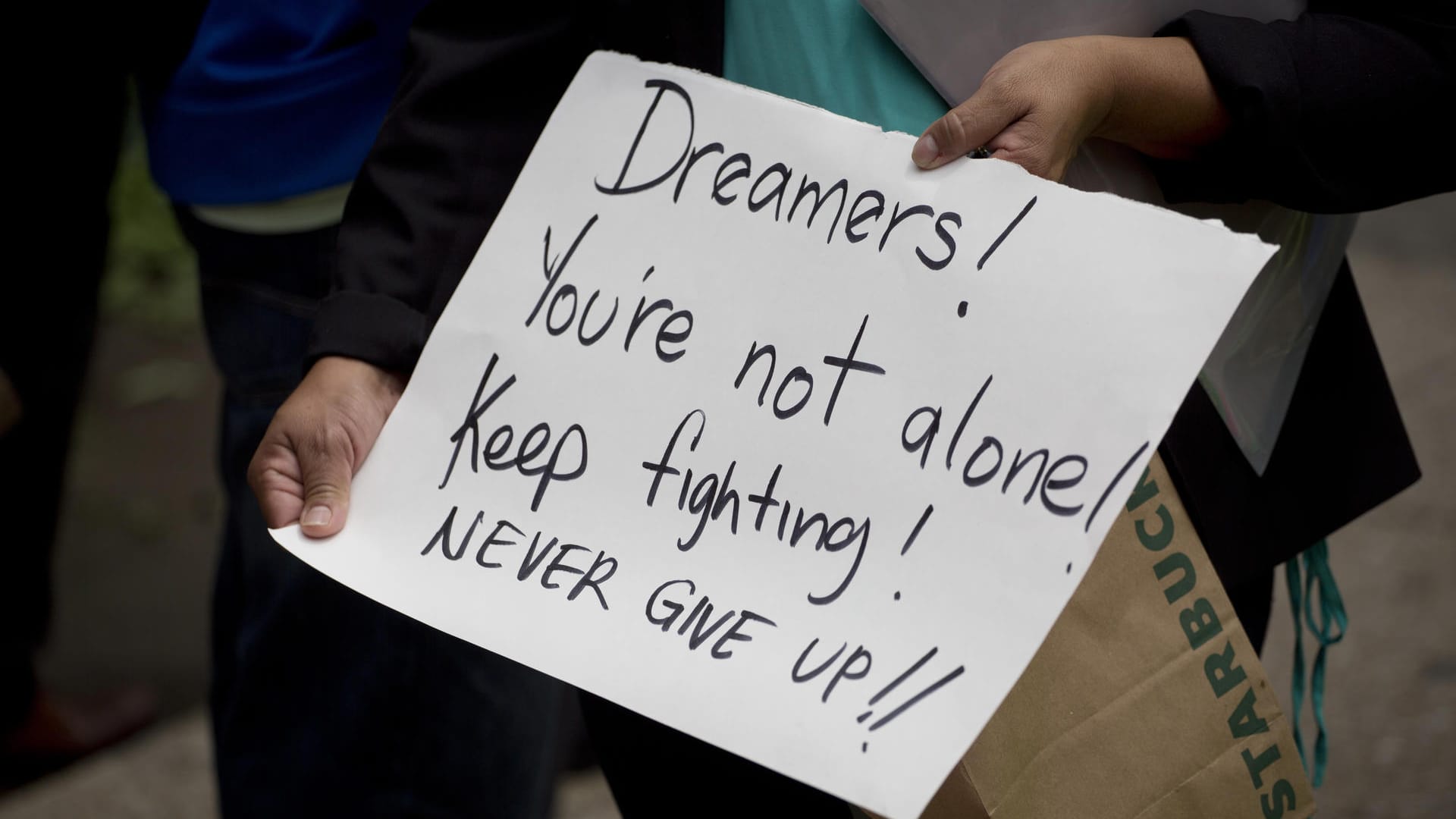 Eine Unterstützerin des «Deferred Action for Childhood Arrivals»-Programms (DACA) demonstriert mit einem Schild im Rahmen einer Protestaktion vor der US-amerikanischen Botschaft in Mexiko-Stadt.