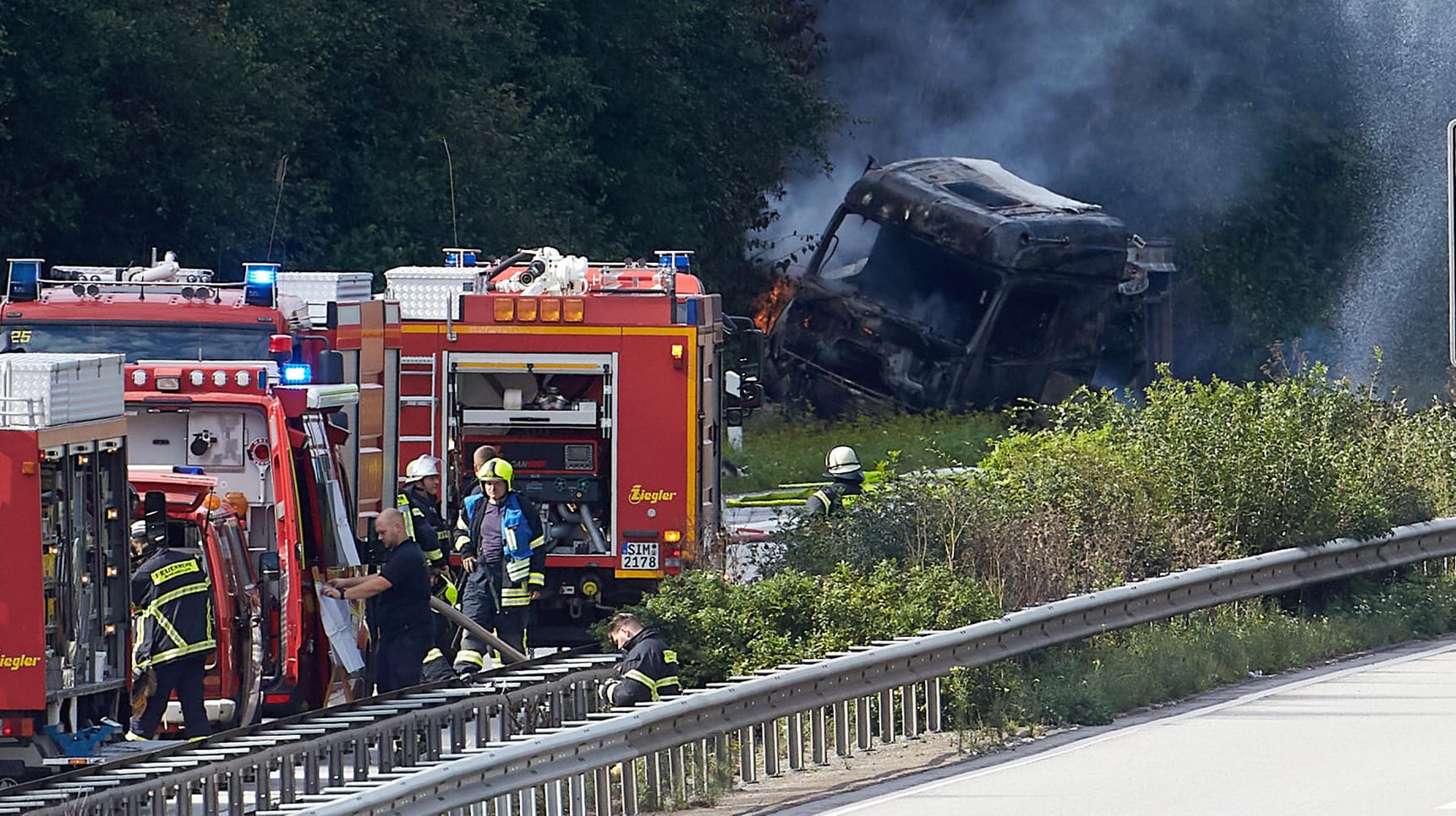 Der Lkw mit 30.000 Litern Ethanol war vermutlich wegen eines geplatzten Reifens umgestürzt und in Brand geraten. Der Lkw mit 30.000 Litern Ethanol war vermutlich wegen eines geplatzten Reifens umgestürzt und in Brand geraten.