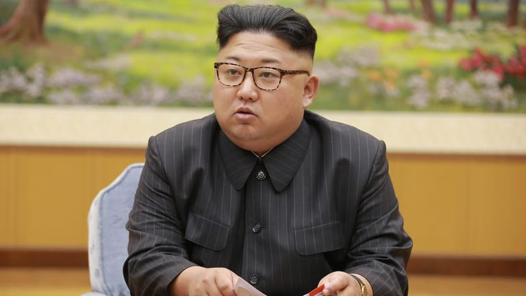 Nordkoreas Machthaber Kim Jong Un bei einer Sitzung des Politbüros der Partei der Arbeit Koreas (WPK).