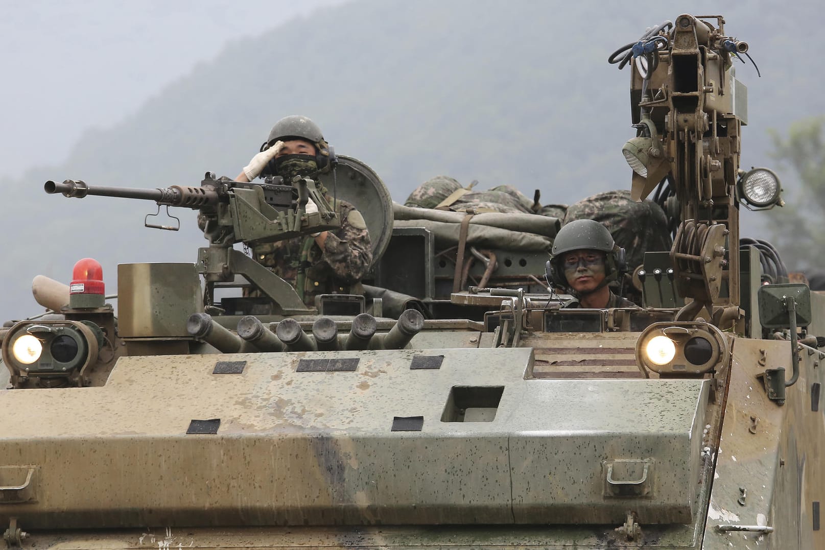 Südkoreanische Soldaten salutieren in der Nähe der nordkoreanischen Grenze in Paju (Südkorea) während eines Militärmanövers.
