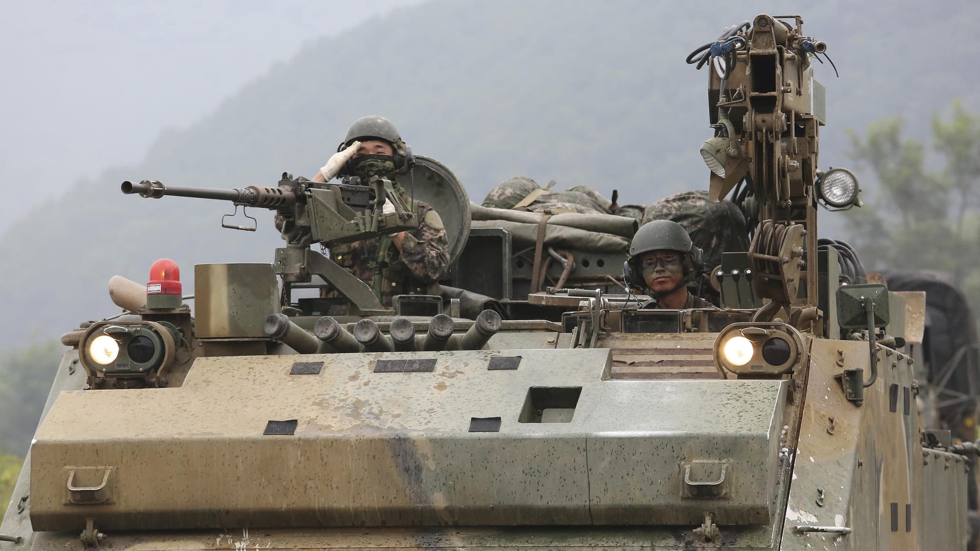 Südkoreanische Soldaten salutieren in der Nähe der nordkoreanischen Grenze in Paju (Südkorea) während eines Militärmanövers.