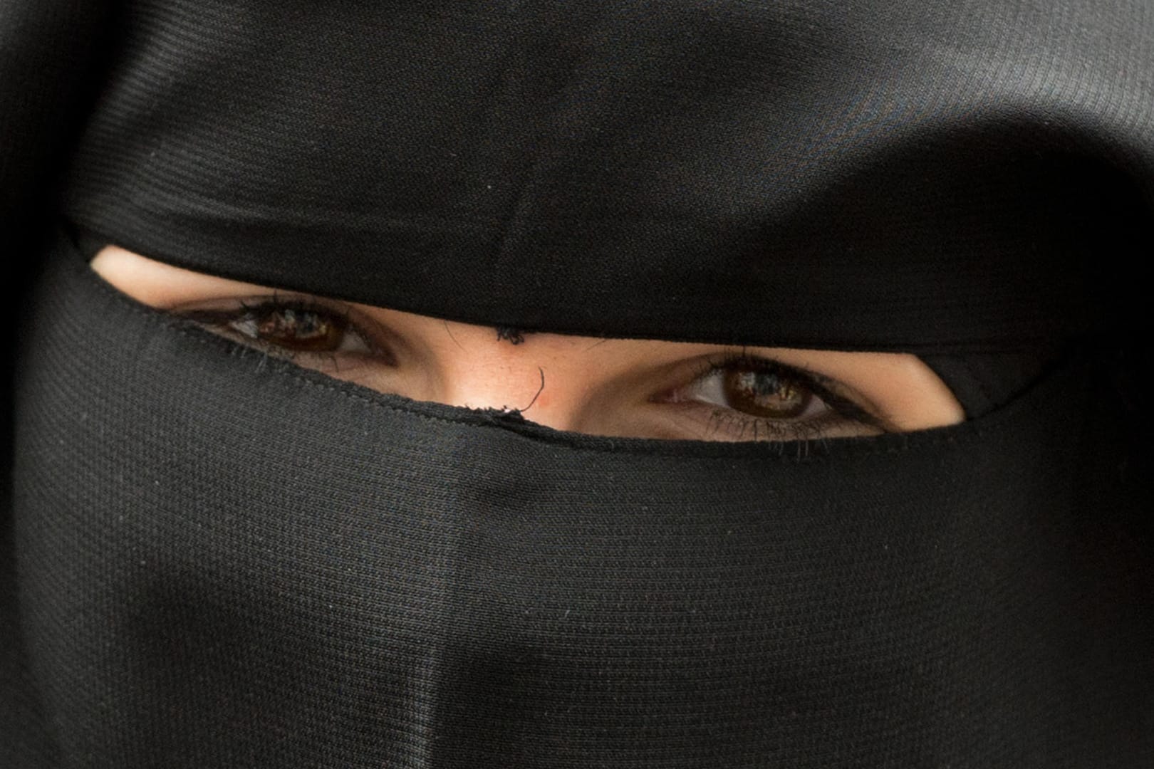 Die Angreiferin trug einen Nikab – eine komplette Kopfverhüllung bei der nur die Augen frei bleiben.