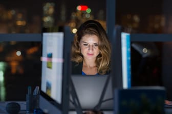 Frau vor Computer (Symbolbild): Viele Arbeitnehmer machen Überstunden.