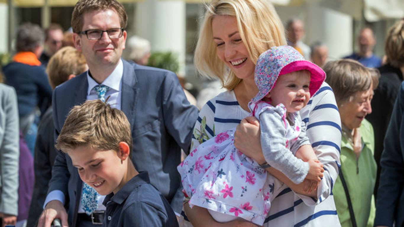 Die Ministerpräsidentin von Mecklenburg-Vorpommern, Manuela Schwesig (2.v.r.), hat ihre Entscheidung verteidigt, Sohn Julian (10) (links) in einer Privatschule unterrichten zu lassen
