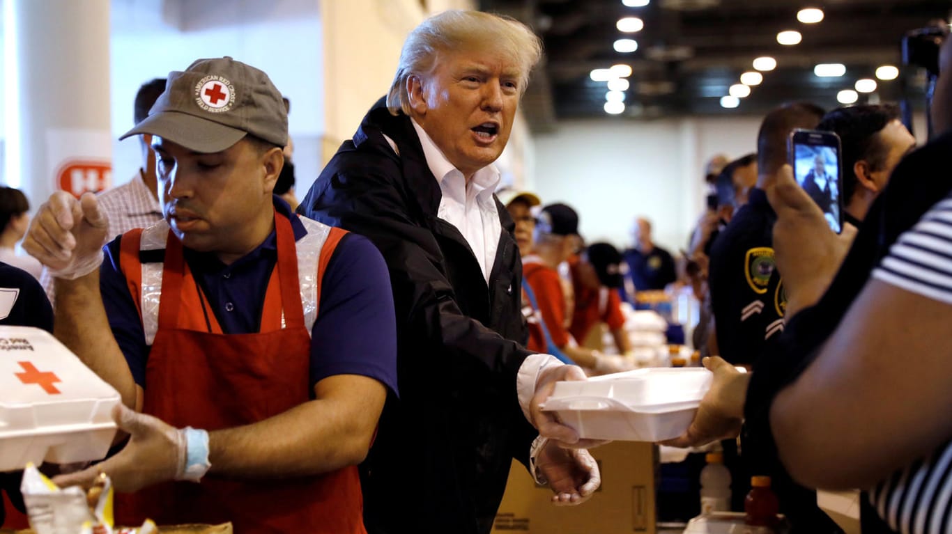 Donald Trump verteilt bei seinem Besuch in Texas Essen an Opfer von Hurrikan "Harvey".