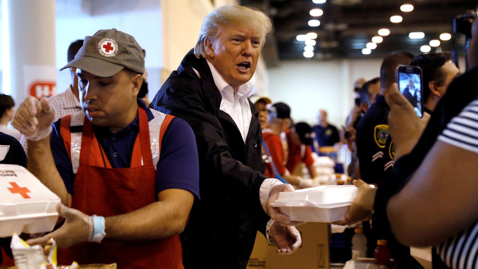 Donald Trump verteilt bei seinem Besuch in Texas Essen an Opfer von Hurrikan "Harvey". Donald Trump verteilt bei seinem Besuch in Texas Essen an Opfer von Hurrikan "Harvey".