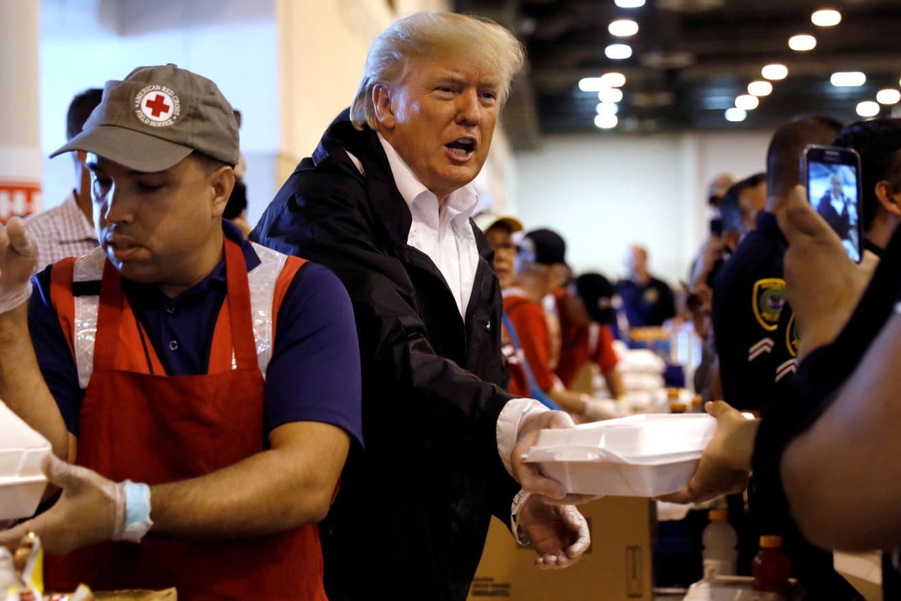 Donald Trump verteilt bei seinem Besuch in Texas Essen an Opfer von Hurrikan "Harvey".