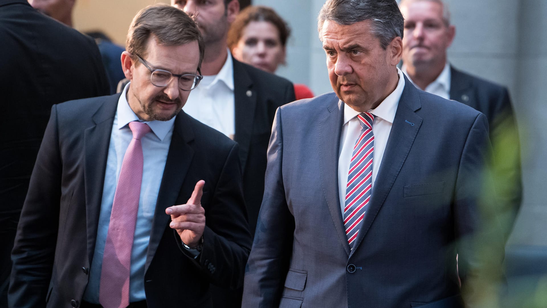 Außenminister Sigmar Gabriel (SPD) sprach am Mittwoch in Berlin bei der internationalen, außenpolitischen Konferenz "Making Conventional Arms Control fit for the 21st Century" auch mit OSZE-Generalsekretär Thomas Greminger (links) über die Zukunft einer konventionellen Rüstungskontrolle. Außenminister Sigmar Gabriel (SPD) sprach am Mittwoch in Berlin bei der internationalen, außenpolitischen Konferenz "Making Conventional Arms Control fit for the 21st Century" auch mit OSZE-Generalsekretär Thomas Greminger (links) über die Zukunft einer konventionellen Rüstungskontrolle.