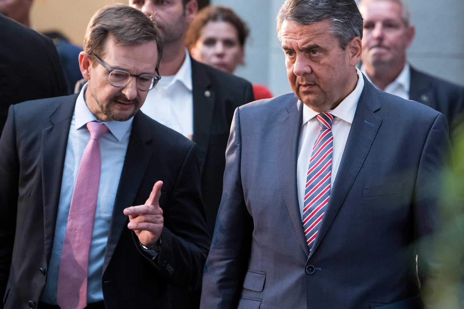 Außenminister Sigmar Gabriel (SPD) sprach am Mittwoch in Berlin bei der internationalen, außenpolitischen Konferenz "Making Conventional Arms Control fit for the 21st Century" auch mit OSZE-Generalsekretär Thomas Greminger (links) über die Zukunft einer konventionellen Rüstungskontrolle.