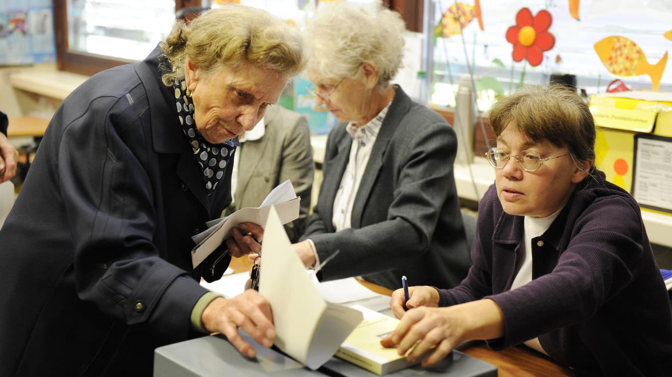Eine Seniorin bei der Stimmabgabe: Noch nie waren die Wahlberechtigten bei einer Bundestagswahl so alt.