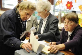 Eine Seniorin bei der Stimmabgabe: Noch nie waren die Wahlberechtigten bei einer Bundestagswahl so alt.