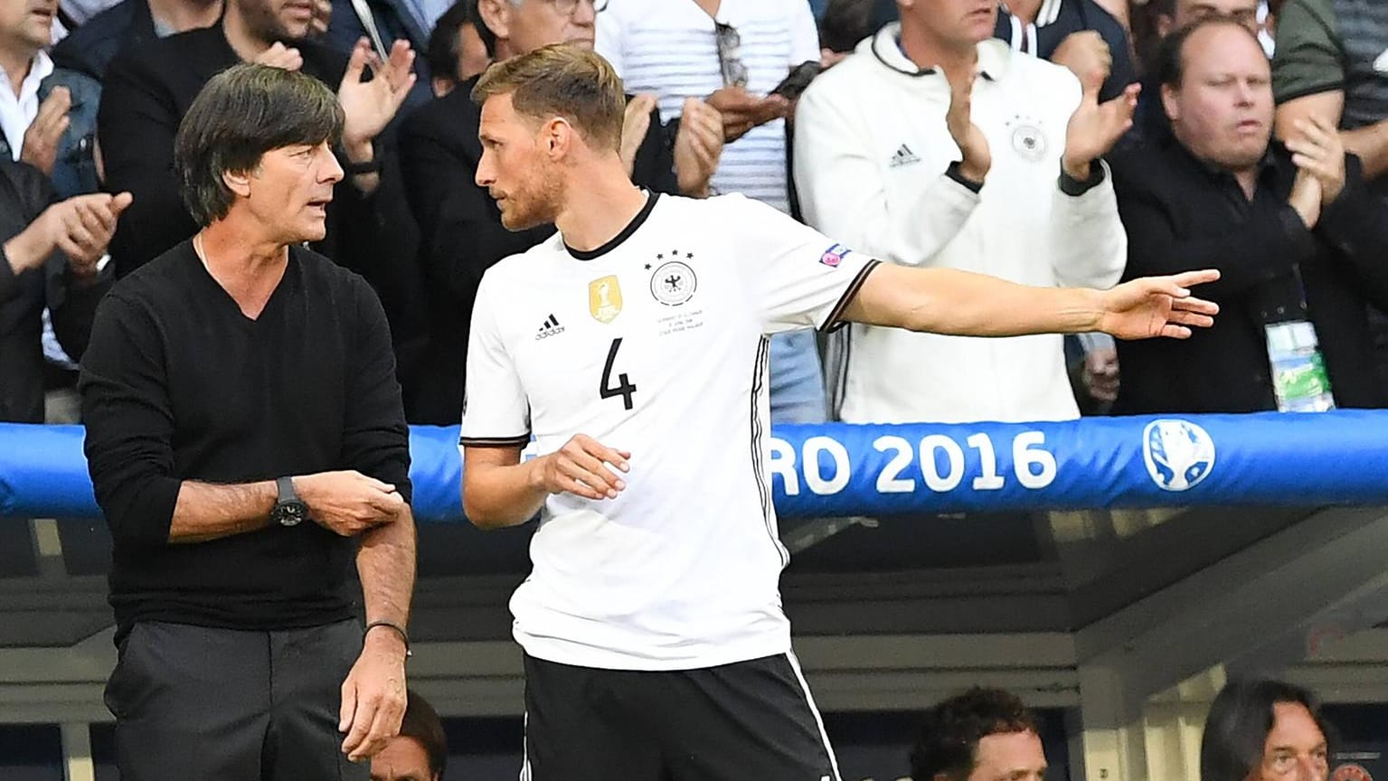 Joachim Löw (l.) und Benedikt Höwedes gewannen 2014 gemeinsam den WM-Titel.