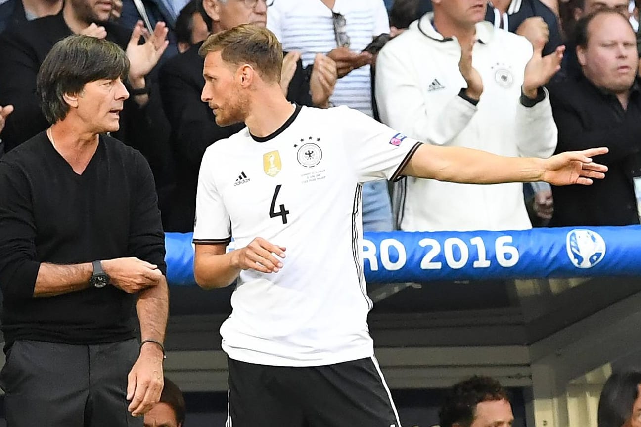 Joachim Löw (l.) und Benedikt Höwedes gewannen 2014 gemeinsam den WM-Titel.