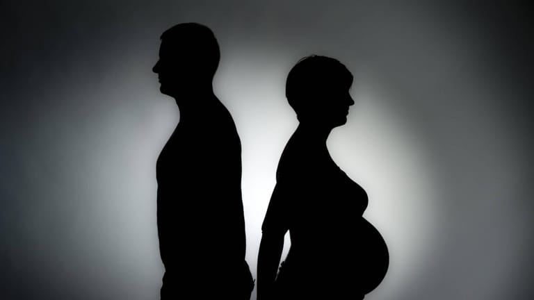 Ein Mann und eine Schwangere: Ängste können Männern die Lust auf die eigene schwangere Frau einschränken.