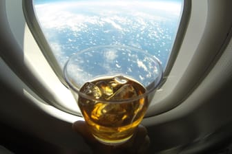 Manche Menschen haben das Gefühl, im Flugzeug schneller betrunken zu werden. Aber kann das sein?