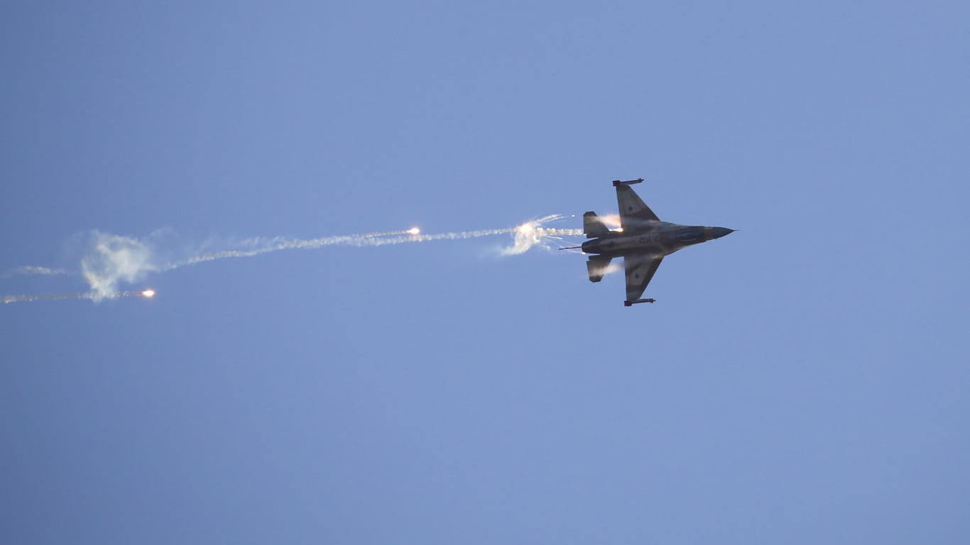 Ein israelischer F-16-Kampfjet bei einem Manöver.