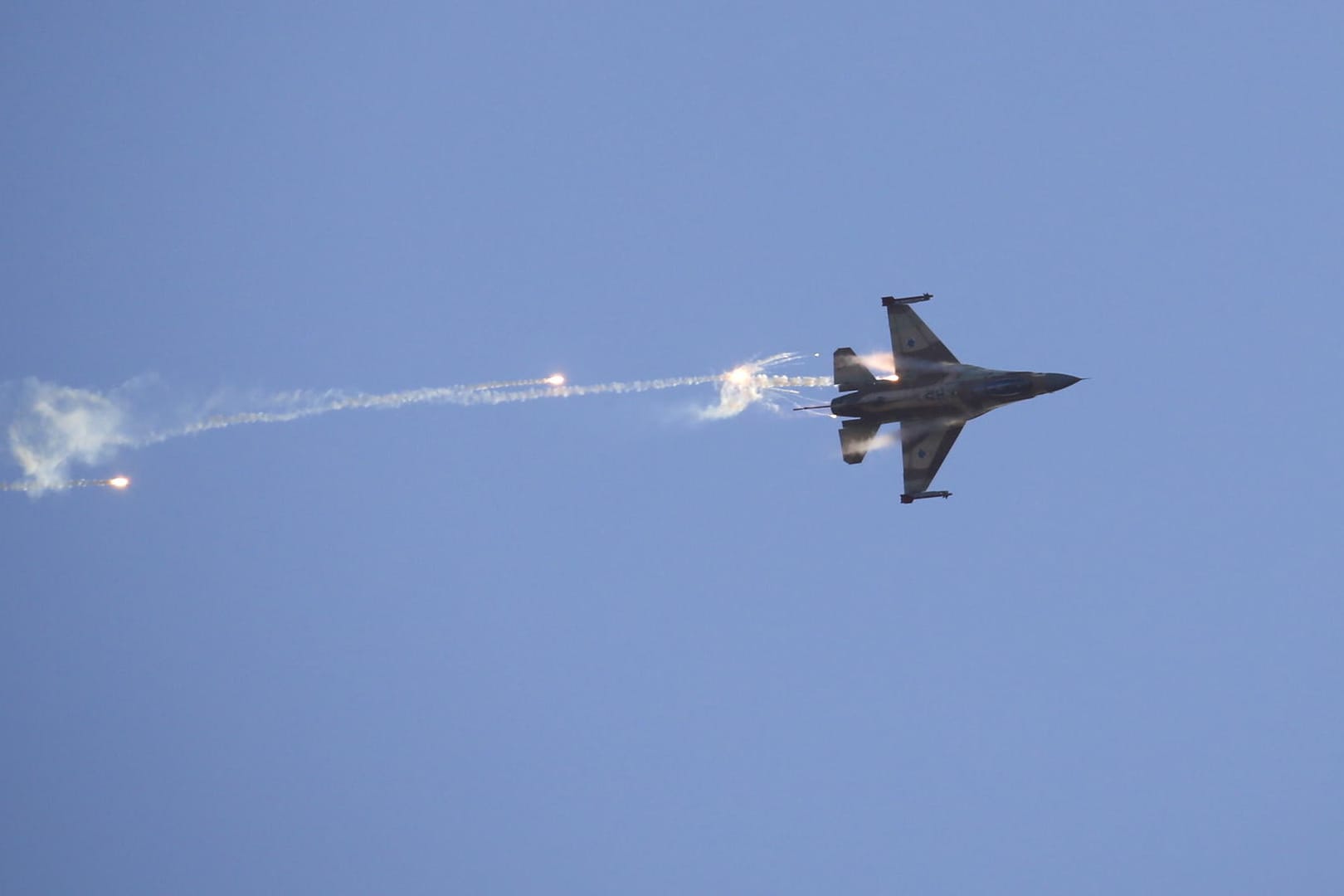Ein israelischer F-16-Kampfjet bei einem Manöver.