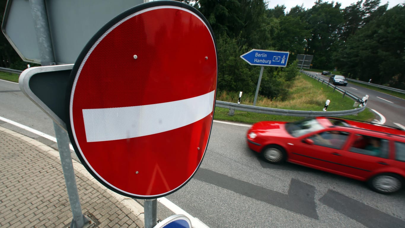 Ein Hinweisschild warnt Autofahrer vor dem falschen Auffahren auf die Autobahn.
