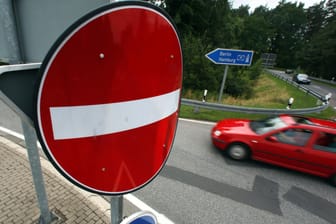 Ein Hinweisschild warnt Autofahrer vor dem falschen Auffahren auf die Autobahn.