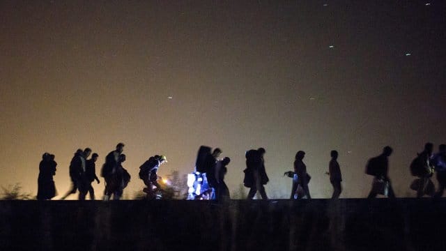 Flüchtlinge auf dem Weg zur ungarischen Grenze im Jahr 2015. Flüchtlinge auf dem Weg zur ungarischen Grenze im Jahr 2015.