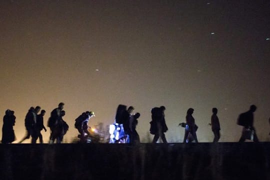 Flüchtlinge auf dem Weg zur ungarischen Grenze im Jahr 2015.