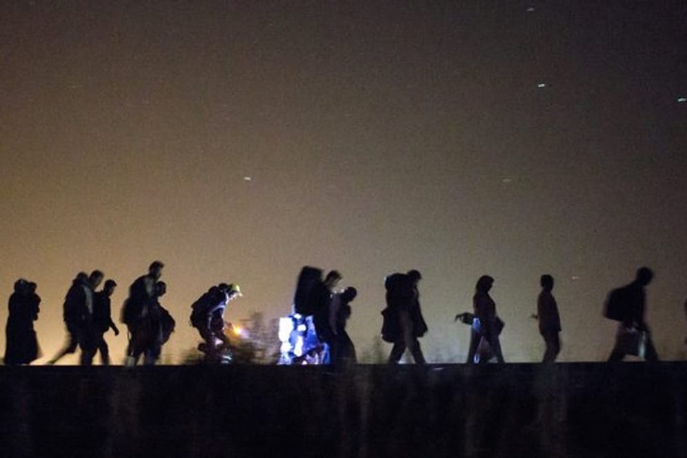 Flüchtlinge auf dem Weg zur ungarischen Grenze im Jahr 2015.