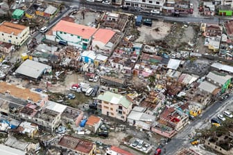 Hurrikan "Irma" hat in der Karibik mindestens zehn Menschen getötet, mehrere Inseln verwüstet - unter anderem auf St. Barths und im französischen Teil von St. Martin.