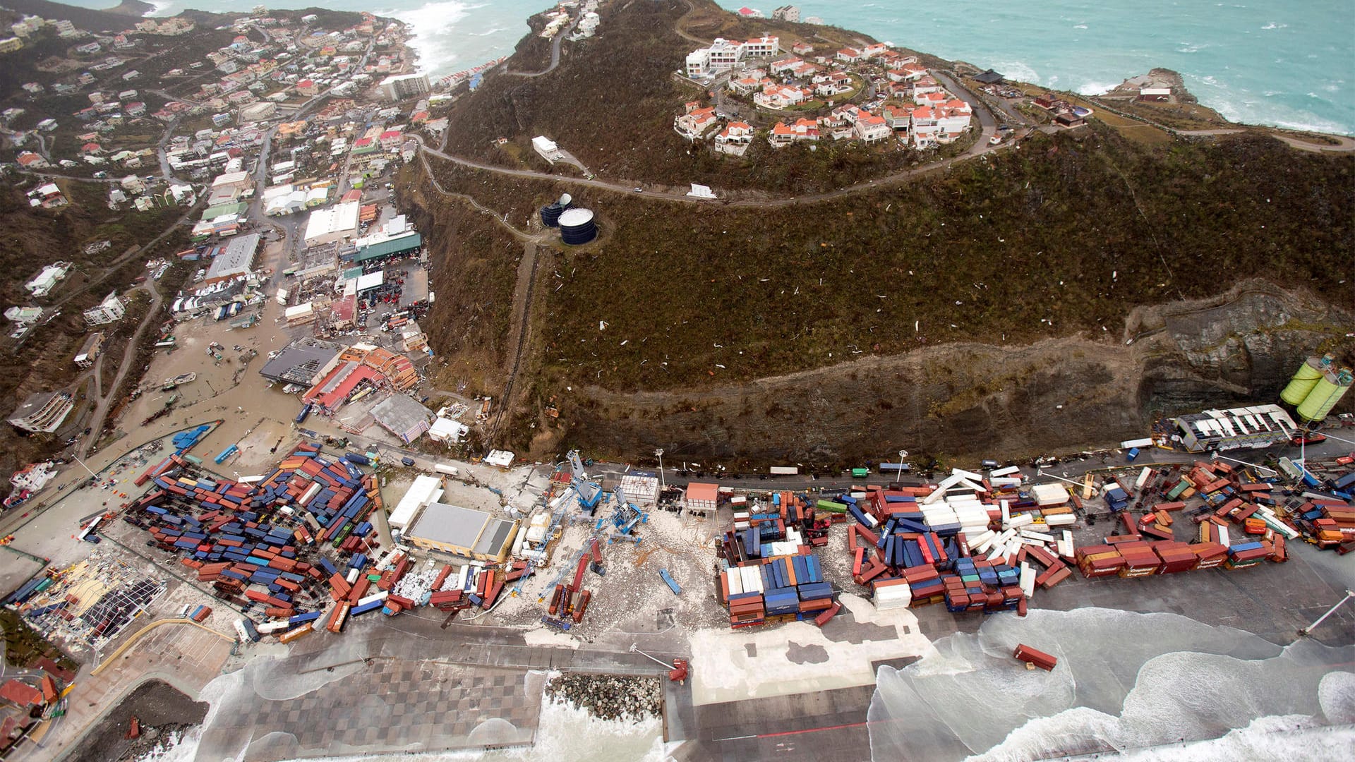 Blick auf die Karibikinsel Saint-Martin im Norden der kleinen Antillen nachdem Hurrikan "Irma" am Donnerstag über die hügelige Insel hinweggefegt war.