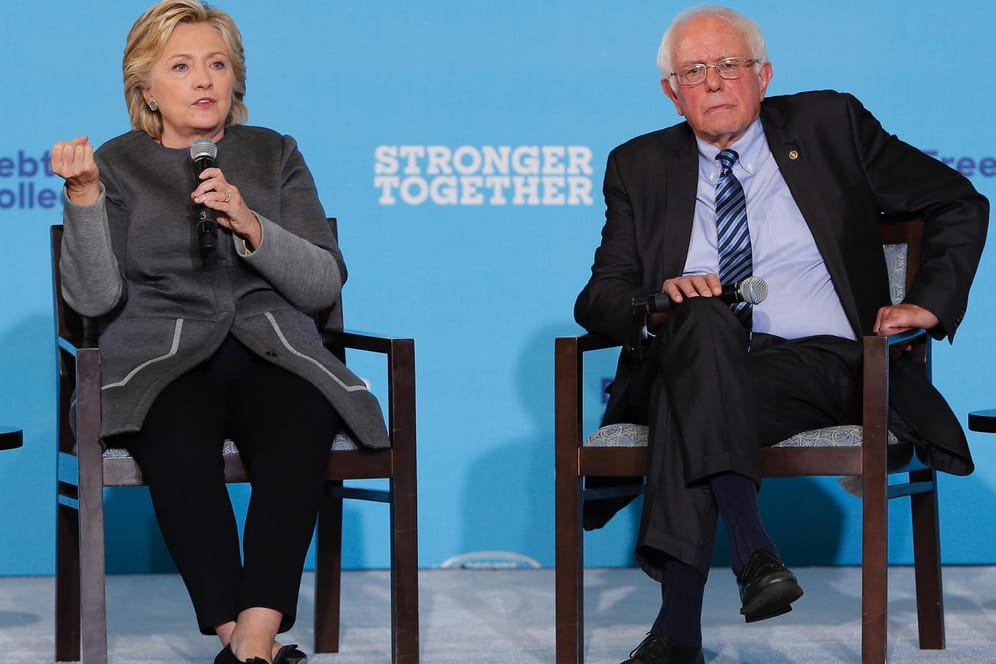 Die damaligen Präsidentschaftskandidaten der Demokraten, Hillary Clinton und Bernie Sanders.