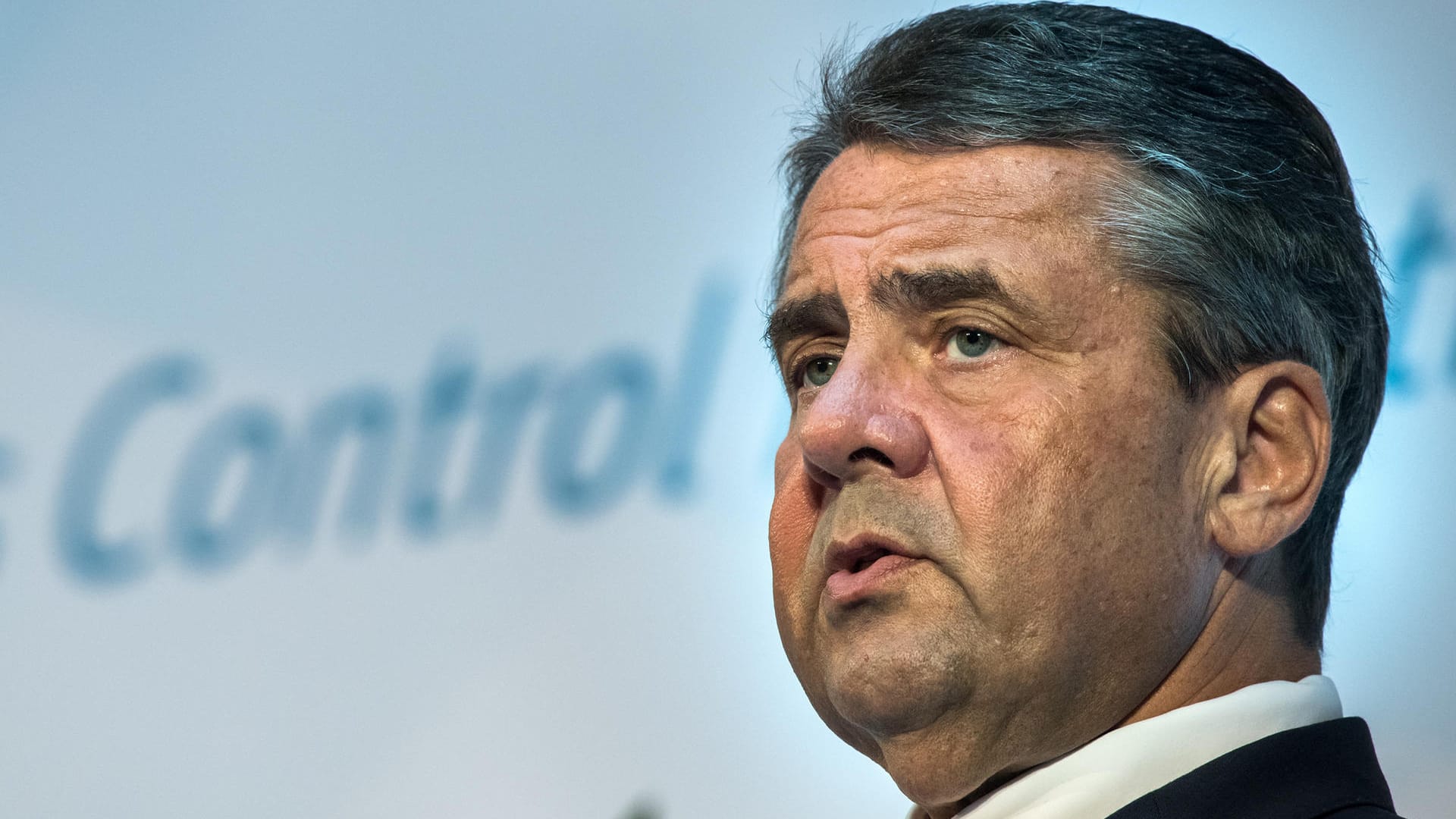 Außenminister Sigmar Gabriel kritisiert scharf die Reaktion der ungarischen Regierung auf die Entscheidung des höchsten europäischen Gerichts zur Flüchtlingsquote. Außenminister Sigmar Gabriel kritisiert scharf die Reaktion der ungarischen Regierung auf die Entscheidung des höchsten europäischen Gerichts zur Flüchtlingsquote.