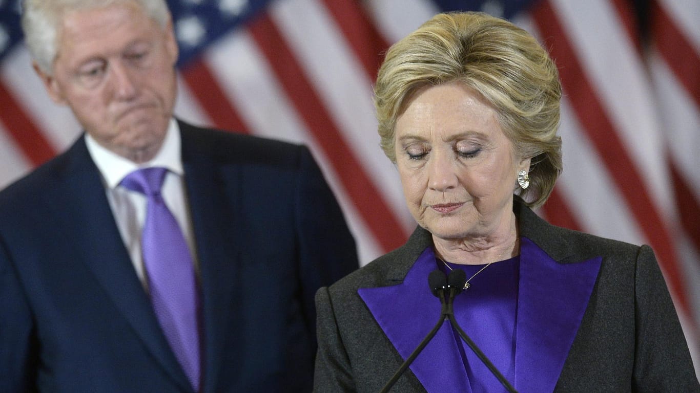 Hillary Clinton nach der Wahlniederlage gegen Donald Trump. Im Hintergrund steht ihr Ehemann und Ex-Präsident Bill.