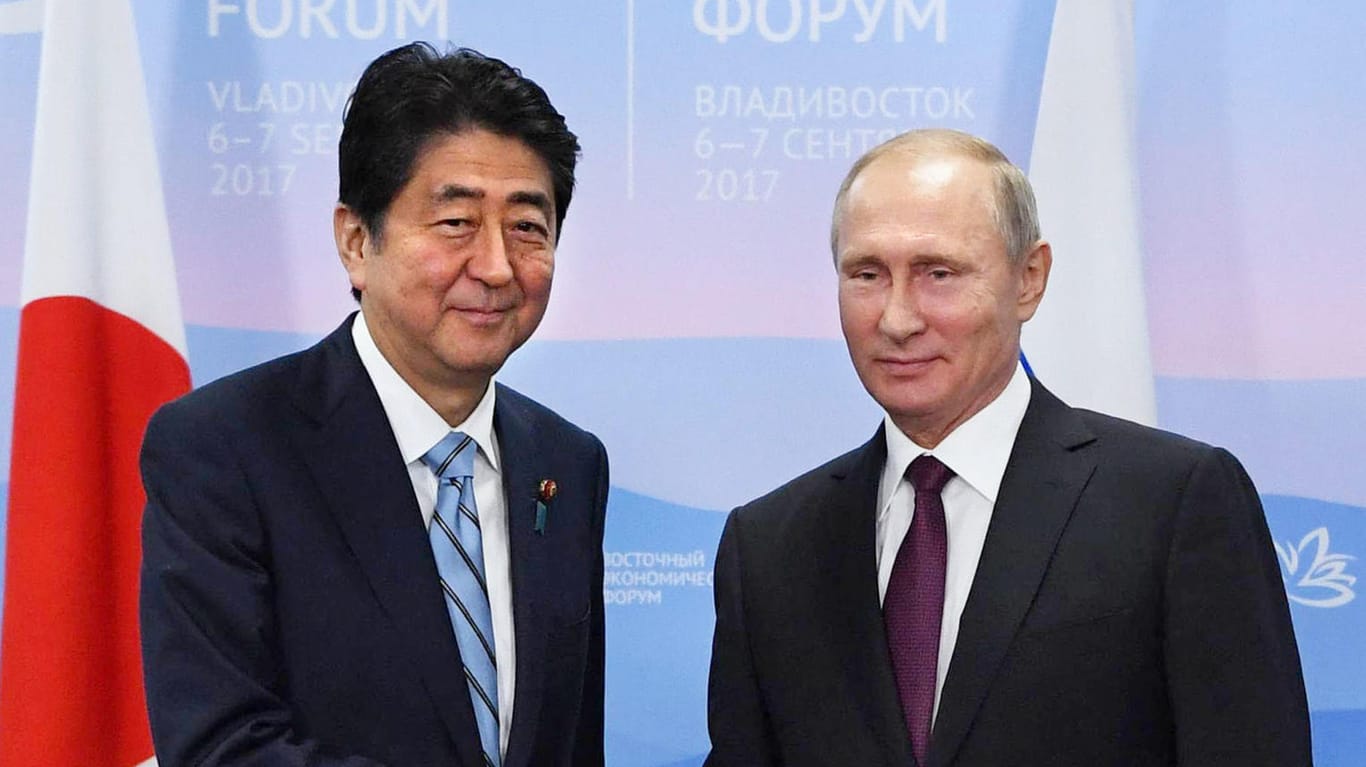 Der russische Präsident Wladimir Putin begrüßt am 07.09.2017 in Wladiwostock Japans Premierminister Shinzo Abe beim Östlichen Wirtschaftsforum.