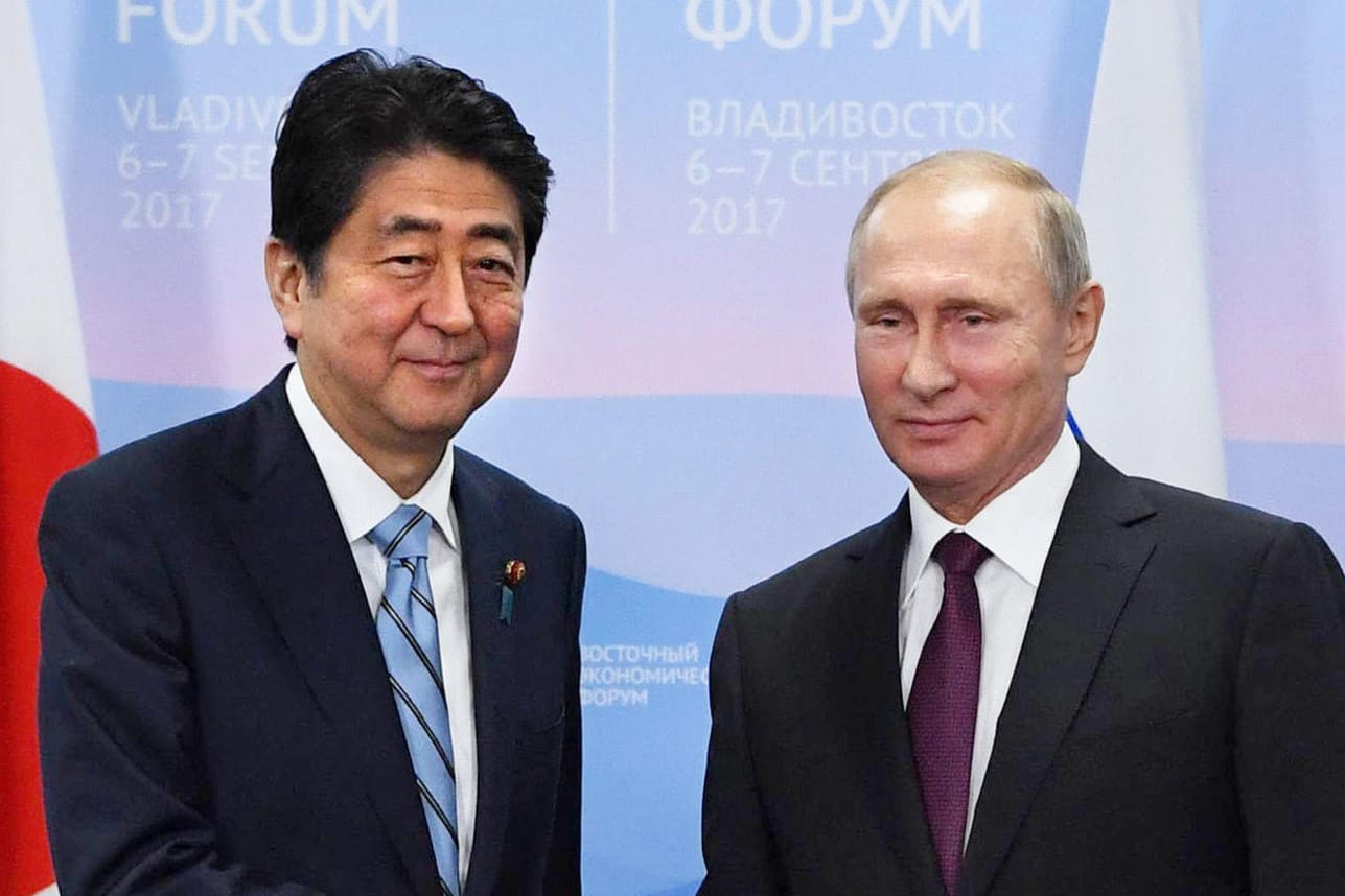 Der russische Präsident Wladimir Putin begrüßt am 07.09.2017 in Wladiwostock Japans Premierminister Shinzo Abe beim Östlichen Wirtschaftsforum.