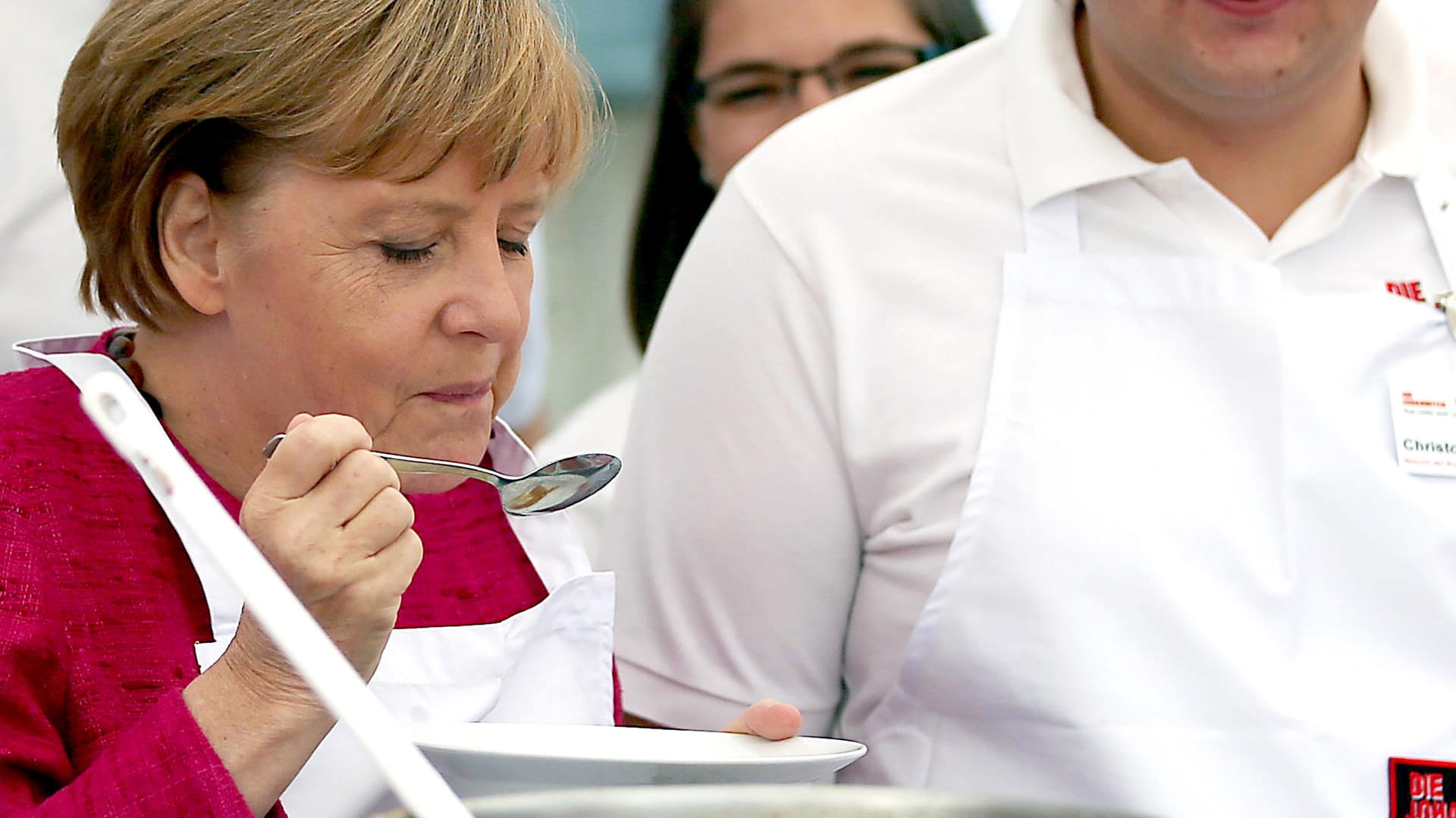 Bundeskanzlerin Angela Merkel (CDU) probiert während eines Besuchs bei den Johannitern in der Feldküche Eintopf. Merkel mag selbstgekochte Kartoffelsuppe. Bundeskanzlerin Angela Merkel (CDU) probiert während eines Besuchs bei den Johannitern in der Feldküche Eintopf. Merkel mag selbstgekochte Kartoffelsuppe.