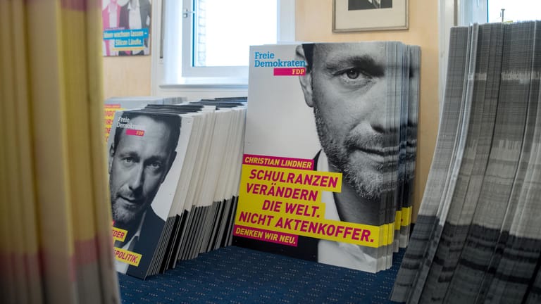 FDP-Chef Lindner wirkt auf den Wahlplakaten wie ein Rasierwasser-Model. Er ist so präsent, dass das Satiremagazin "Extra 3" ein Bild mit dem Spruch versah: "Alle elf Sekunden verliebt sich ein Liberaler in sich selbst."
