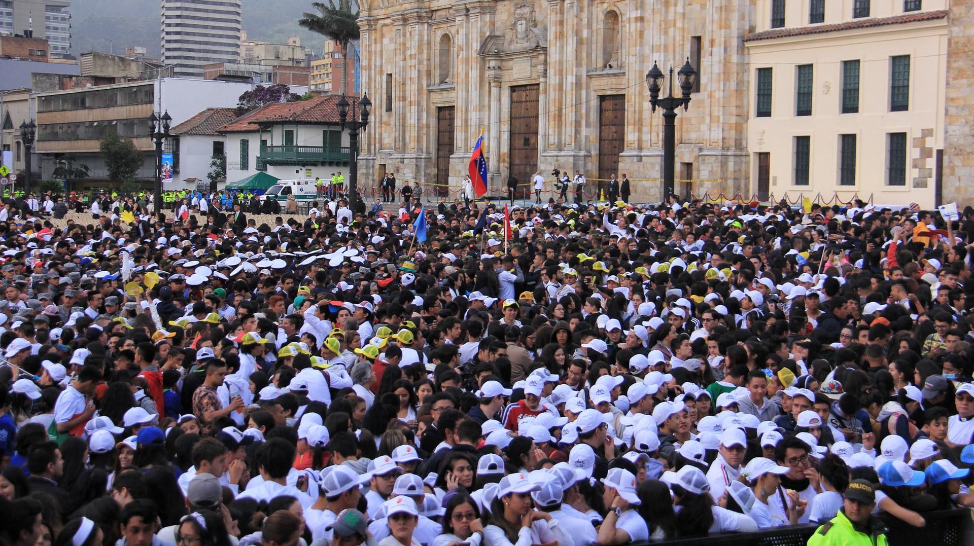 Hunderttausend Menschen warten in Bogota auf dem Plaza de Bolivar auf die Ankunft von Papst Franziskus.