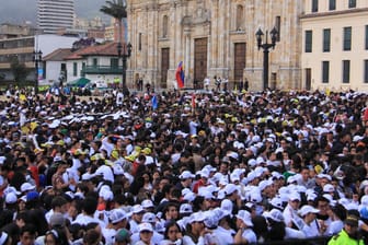 Hunderttausend Menschen warten in Bogota auf dem Plaza de Bolivar auf die Ankunft von Papst Franziskus.