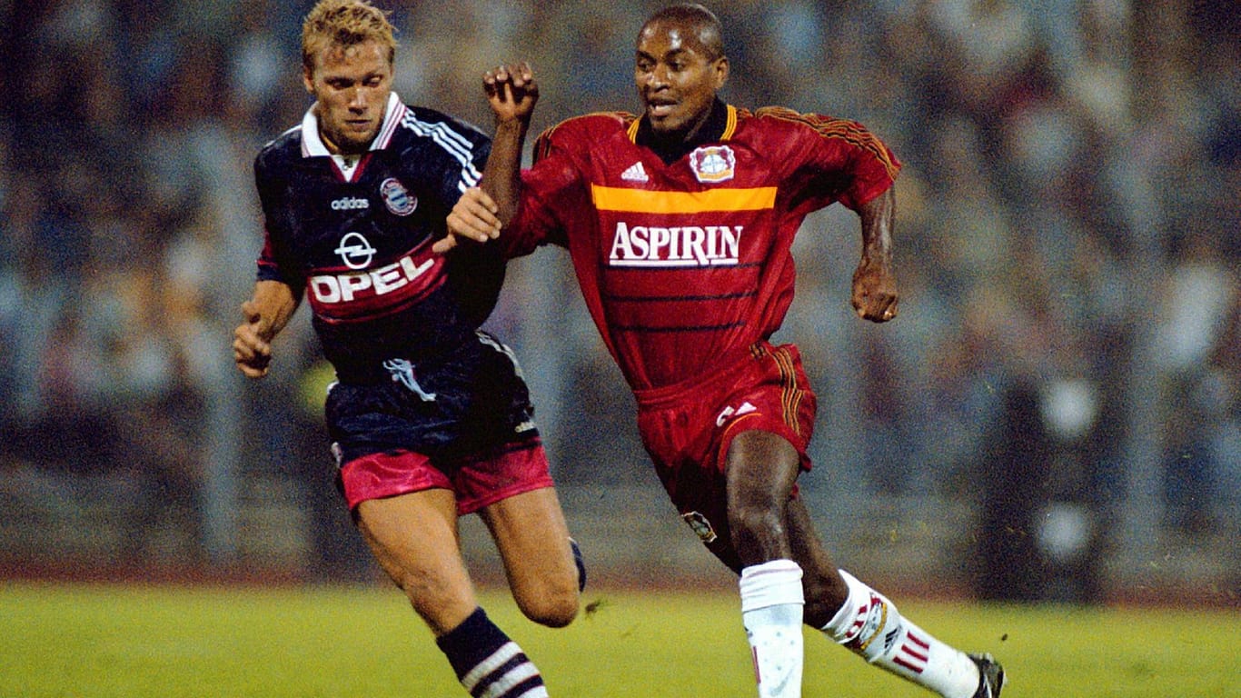 Zé Roberto 1998 im Trikot von Bayer Leverkusen gegen Bayerns Thorsten Fink.