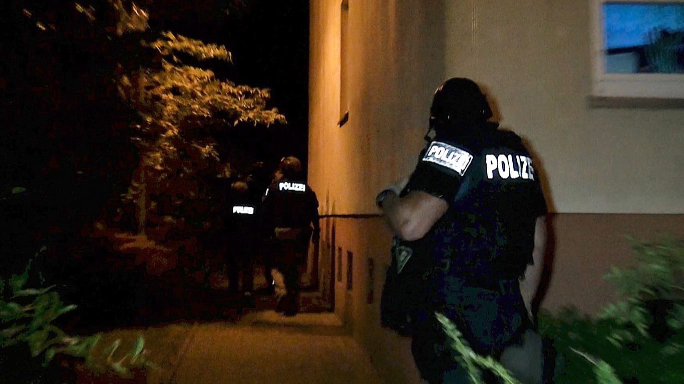 Polizisten untersuchen in Eilsleben eine Wohnung, nach dem eine Frau tot aufgefunden worden.