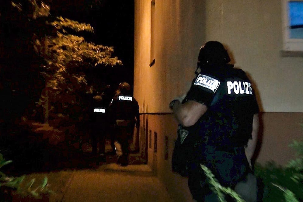 Polizisten untersuchen in Eilsleben eine Wohnung, nach dem eine Frau tot aufgefunden worden.