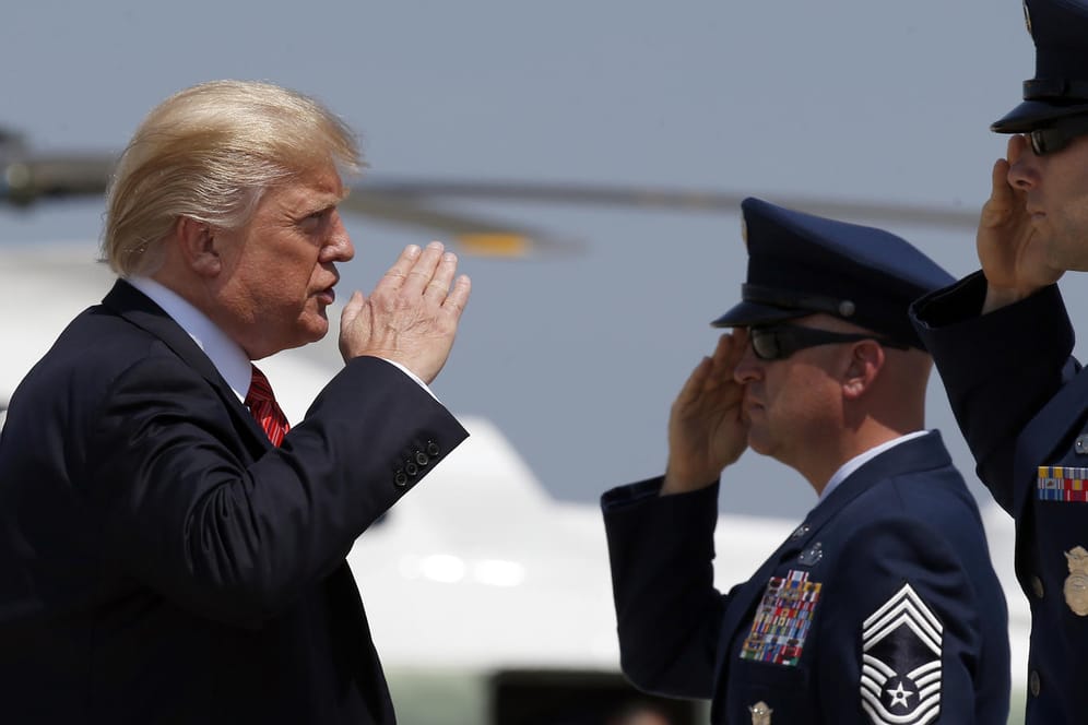 US-Präsident Donald Trump salutiert auf der Andrews Air Force Base bevor er in die Air Force One steigt.
