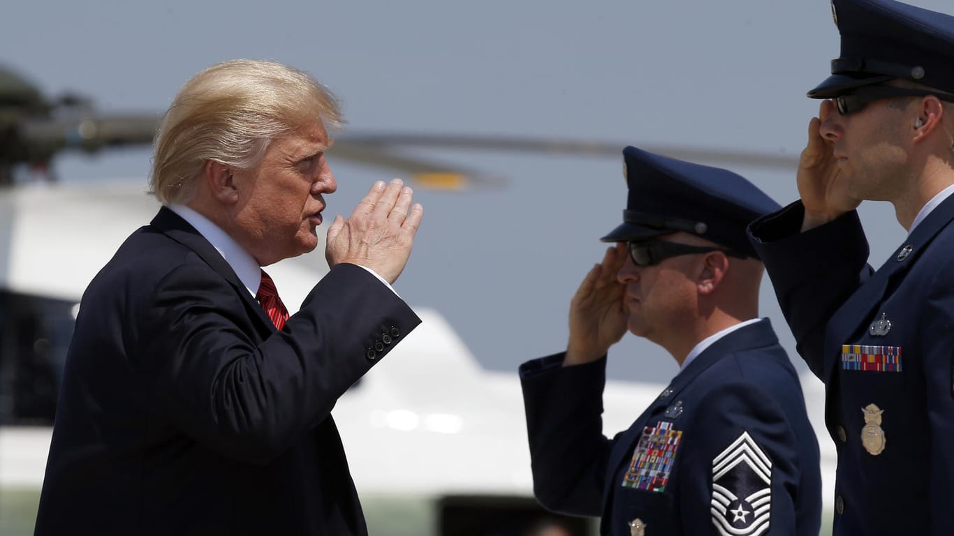 US-Präsident Donald Trump salutiert auf der Andrews Air Force Base bevor er in die Air Force One steigt.