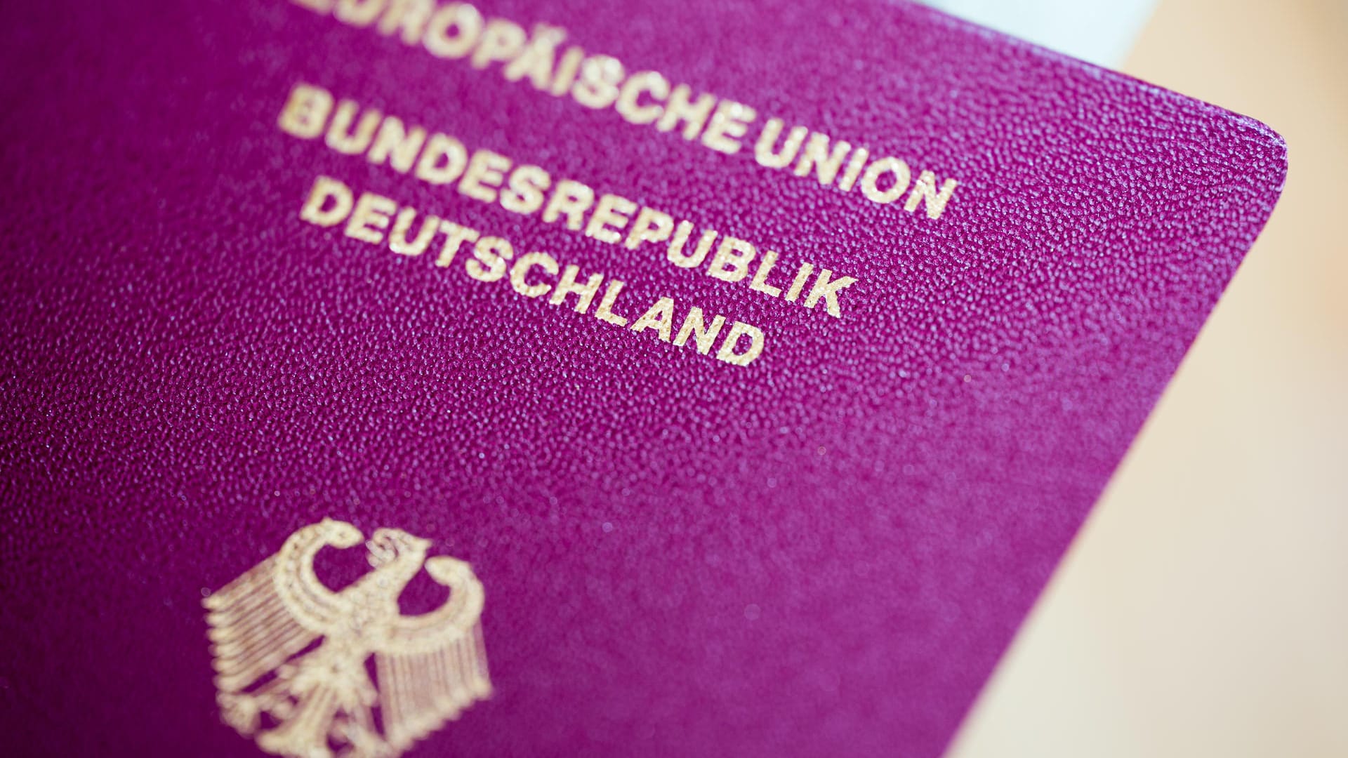 Die Zahl von US-amerikanischen NS-Opfern und ihren Nachfahren, die seit der Wahl des US-Präsidenten Donald Trump einen deutschen Pass haben wollen, ist erheblich gestiegen. (Symbolbild) Die Zahl von US-amerikanischen NS-Opfern und ihren Nachfahren, die seit der Wahl des US-Präsidenten Donald Trump einen deutschen Pass haben wollen, ist erheblich gestiegen. (Symbolbild)