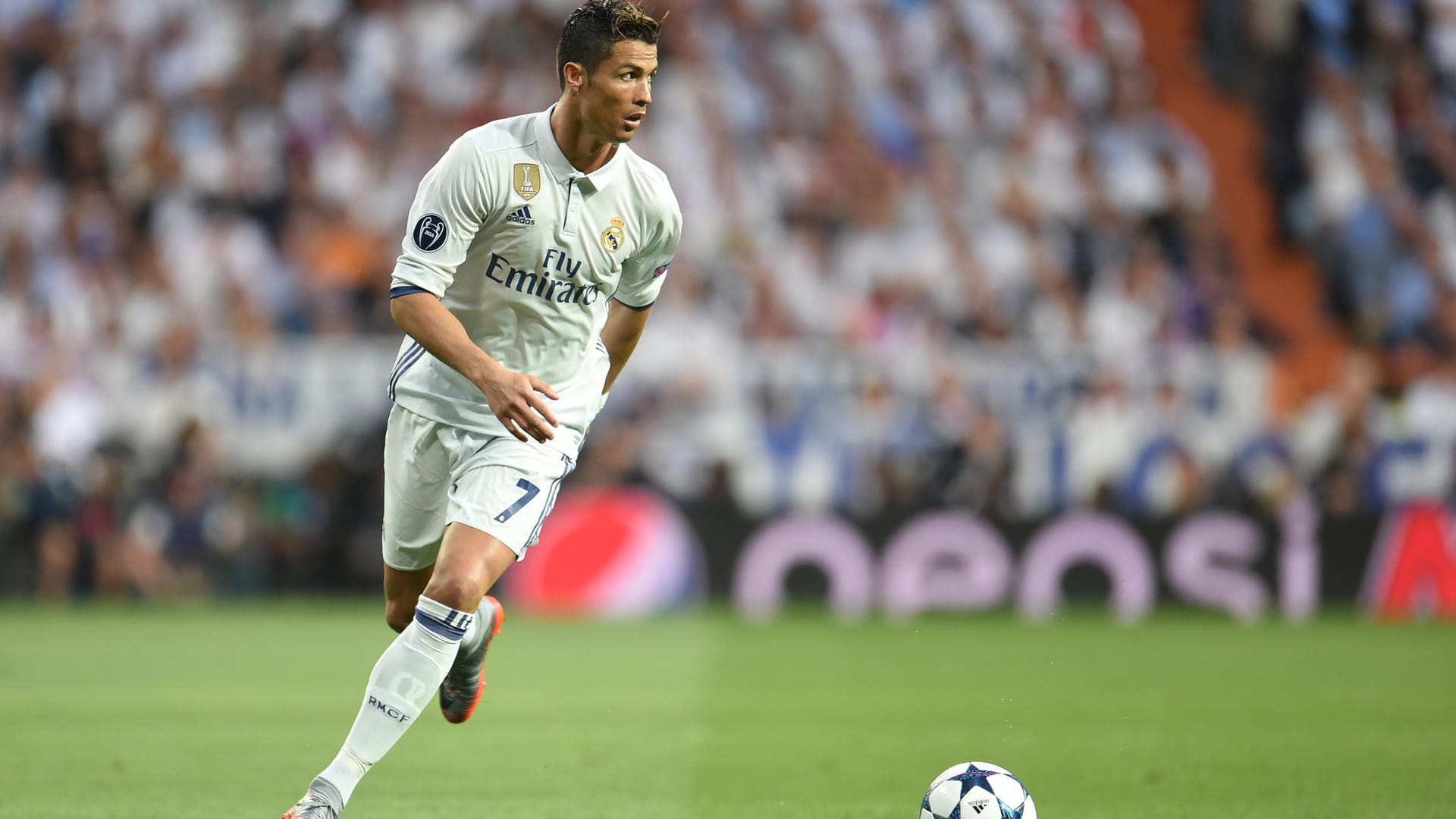 Cristiano Ronaldo spielt seit 2009 bei Real Madrid und wurde viermal Weltfußballer. Cristiano Ronaldo spielt seit 2009 bei Real Madrid und wurde viermal Weltfußballer.