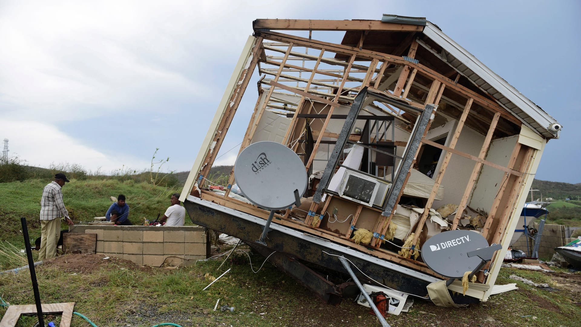 Ein Bewohner Puerto Ricos steht vor den Überresten seines Hauses, nach dem der Hurrikan Irma darüber hinweg gezogen ist