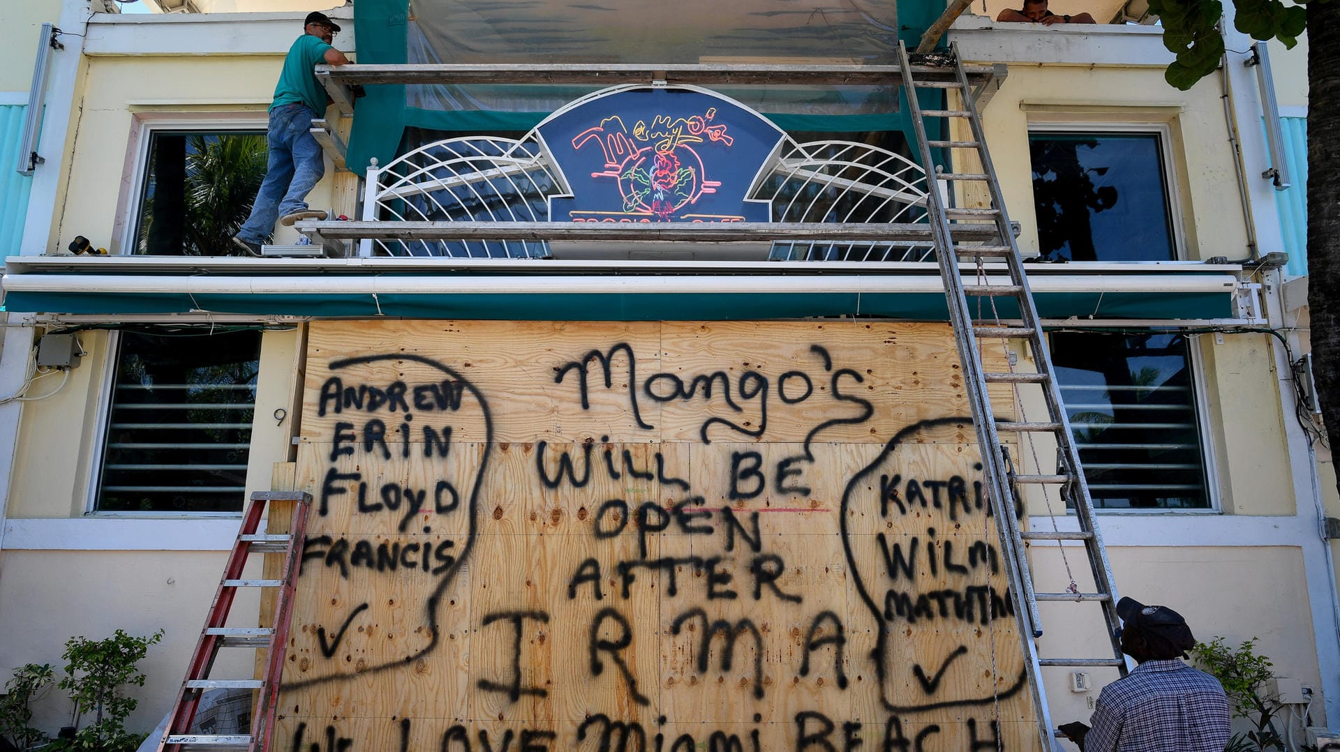 Die Bewohner von Miami wappnen sich gegen Hurrikan "Irma". Viele Geschäfte und Häuser werden mit Holzplatten gesichert. Die Bewohner von Miami wappnen sich gegen Hurrikan "Irma". Viele Geschäfte und Häuser werden mit Holzplatten gesichert.
