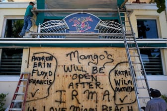 Die Bewohner von Miami wappnen sich gegen Hurrikan "Irma". Viele Geschäfte und Häuser werden mit Holzplatten gesichert.