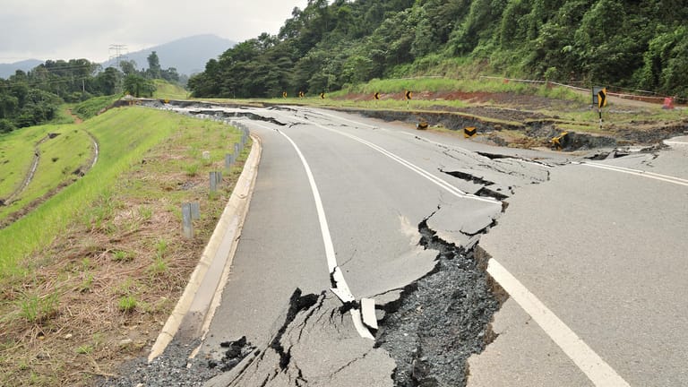 Eine aufgerissene Straße: Ein Erdbeben kann die Infrastruktur und Natur verwüsten.