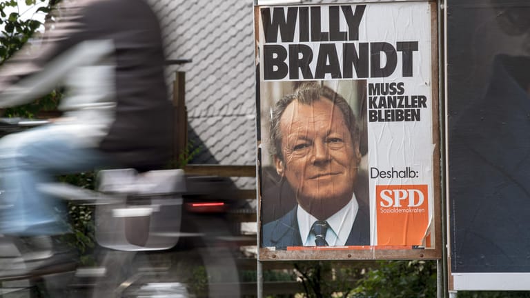 Ein Wahlplakat des ehemaligen Bundeskanzlers Willy Brandt steht in Leverkusen am Straßenrand.